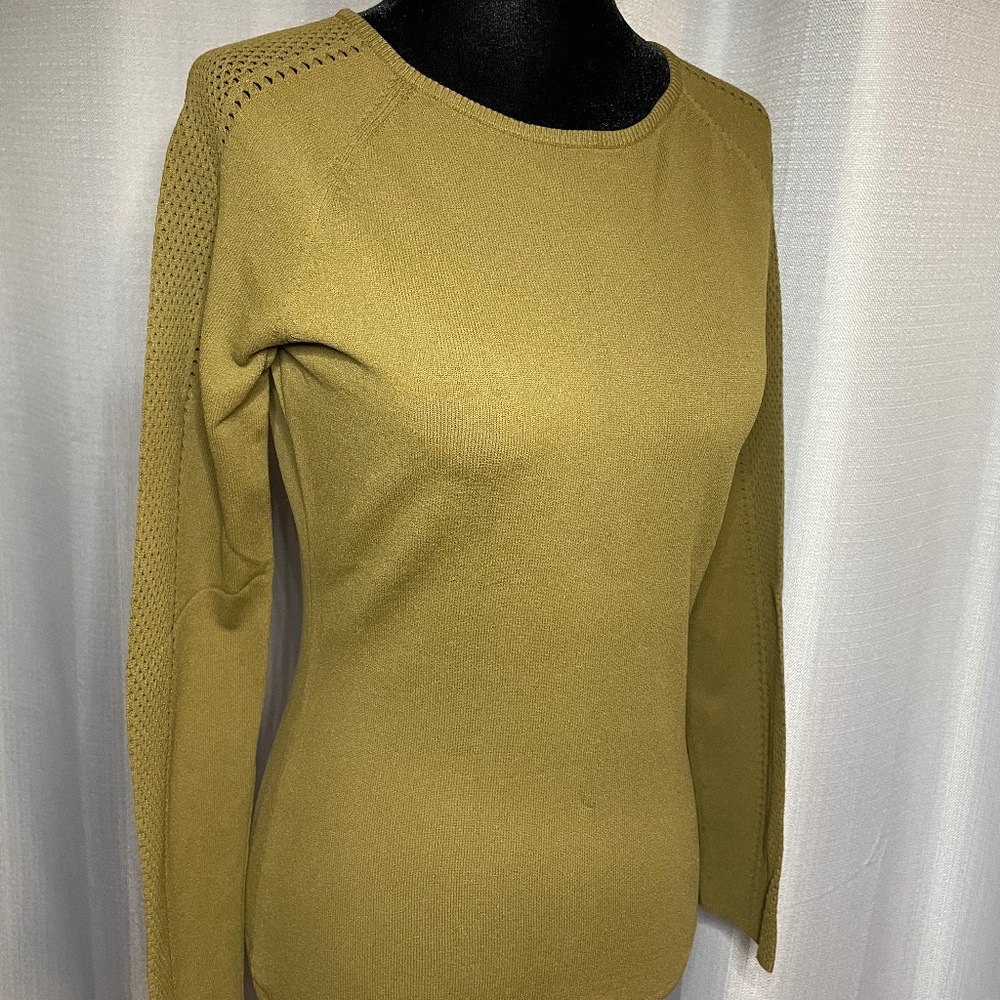 H&M Moss Green knit BodyCon Top with sleeve accents Size Small EUC